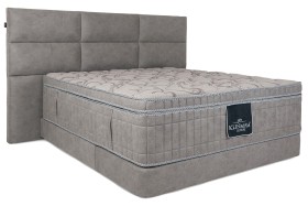 Luxusní čelo v kombinaci se základnou typu boxspring, tvoří designově nadčasovou postel, která se hodí prakticky do 
každé ložice, i do těch menších.